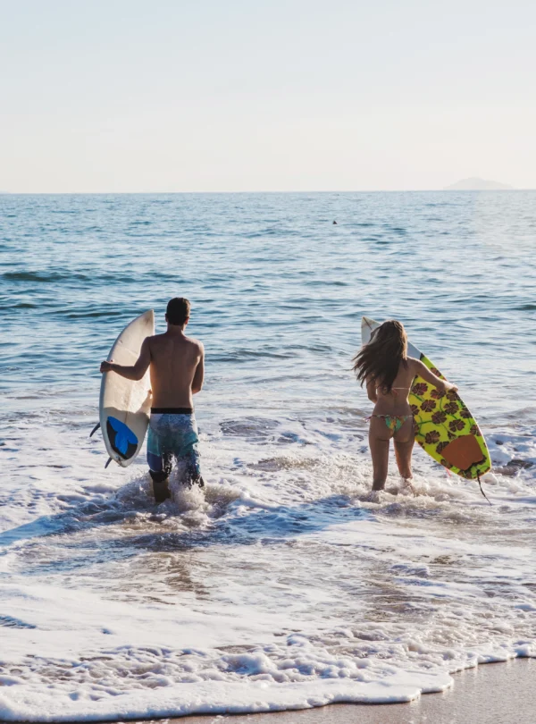 happy-couple-surfing